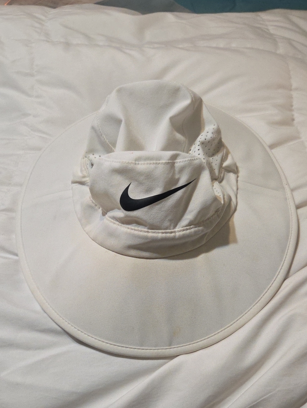 Nike Golf Men’s White Wide-Brim Sun Hat with Black Swoosh